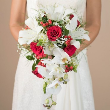 beautiful winter bridal bouquets